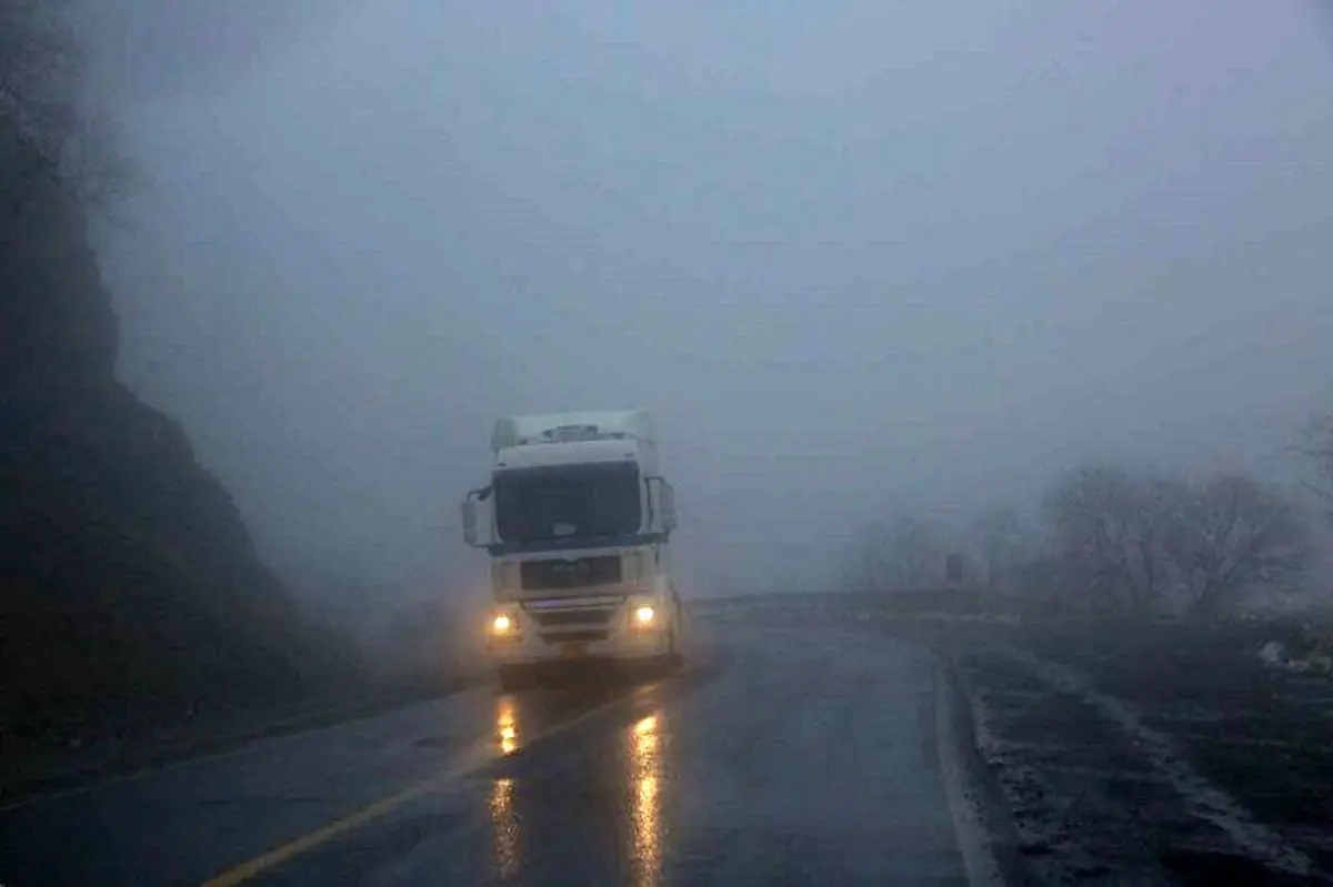 مه غلیظ دید افقی در جاده های مهاباد را پنج متر کاهش داد
