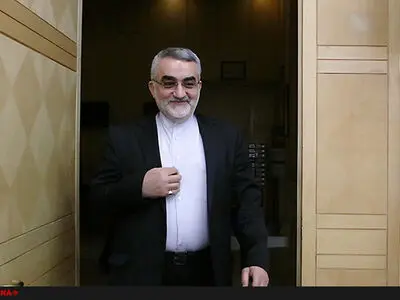 برگزاری جلسات فراکسیون‌های مجلس برای دستیابی به وفاق ملی درباره طرح مقابله با اقدامات خصمانه آمریکا / رایزنی لاریجانی برای تامین اعتبار