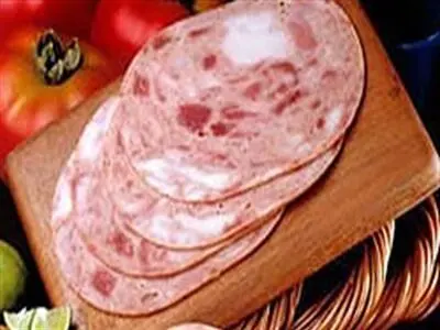 صدور حکم امحاء ۱۳۰۰ کیلوگرم سوسیس و کالباس توسط تعزیرات