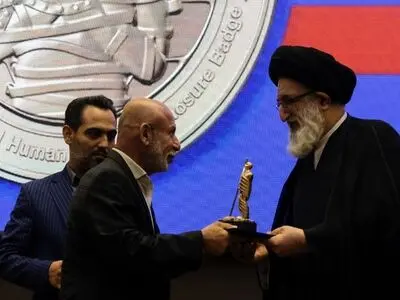 اهدا نشان ملی افشای حقوق بشر آمریکایی به نماینده ولی‌فقیه در البرز