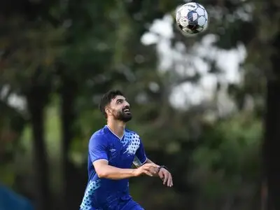اعتراض شدید بازیکن ملوان به داور بازی با پرسپولیس