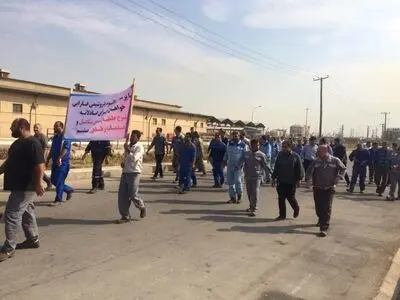 تجمع کارگران پتروشیمی فارابی به بیرون از شرکت کشیده شد/گله مندی کارگران از بی توجهی تاپیکو