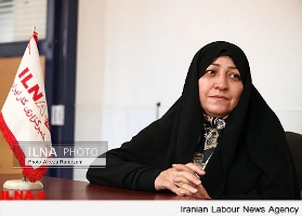 کارگران زن در ایران یک سوم حداقل حقوق را دریافت می کنند 