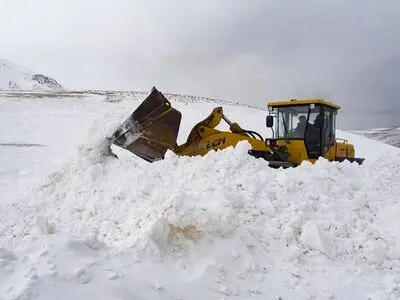 امدادرسانی به ۷۸۰ خودرو گرفتار در برف در محورهای مواصلاتی آذربایجان‌غربی/تردد در محورهای مواصلاتی استان فقط با زنجیر چرخ امکان پذیر است