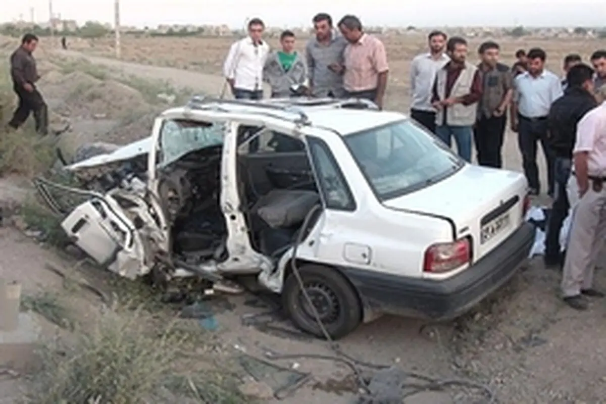 برخورد پراید با تابلو موجب مرگ خانم ۳۵ ساله شد