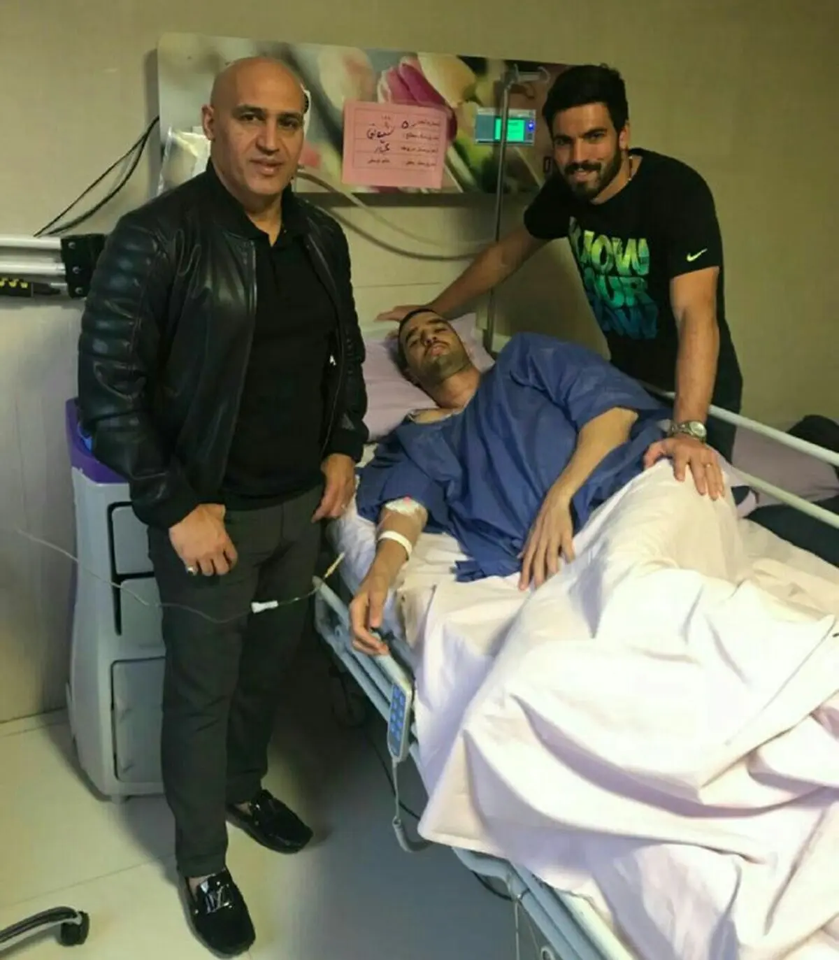 منصوریان از مدافع استقلال عیادت کرد /عکس