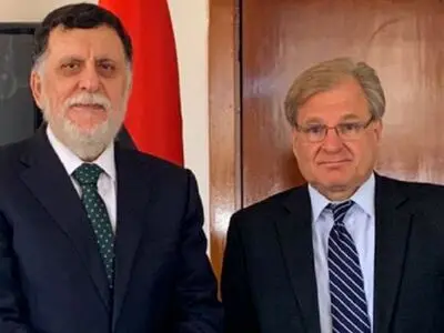توافق سفیر آمریکا و فائز السراج برای لزوم تمرکز بر راهکار خلع سلاح در لیبی

