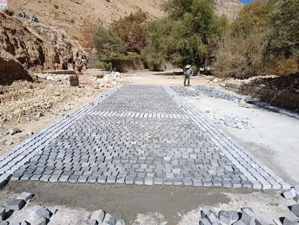عملیات اجرایی تکمیل سنگ‌فرش و دیوار حائل تفرجگاه چله‌گاه سپیدان تکمیل شد