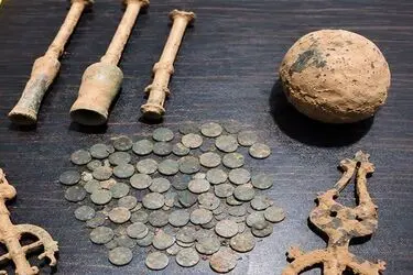 کشف اشیای باستانی و ۵۳ سکه باستانی متعلق به هزاره اول قبل از میلاد در سلسله/ ضربه پلیس لرستان به تاراجگران میراث فرهنگی