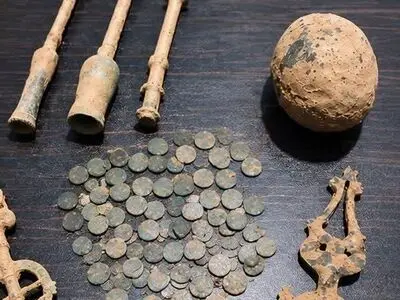 کشف اشیای باستانی و ۵۳ سکه باستانی متعلق به هزاره اول قبل از میلاد در سلسله/ ضربه پلیس لرستان به تاراجگران میراث فرهنگی