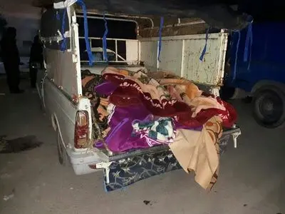 حمل جنازه‌ برخی جان‌باختگان زلزله با وانت‌بار+ عکس