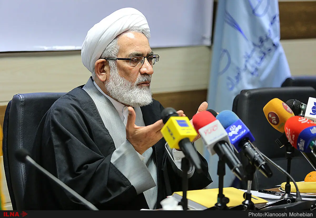 کسی قائل به بستن فضای مجازی نیست/ حرف‌های غلط انداز را نپذیریم