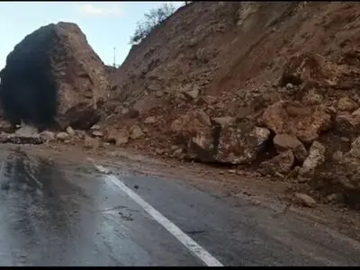 مصدومیت یک کارگر در پایین‌دست جاده/ ریزش کوه وقتی کارگر در حال استراحت بود!