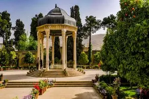 بازدید از آرامگاه حافظ روز بیستم مهرماه رایگان است