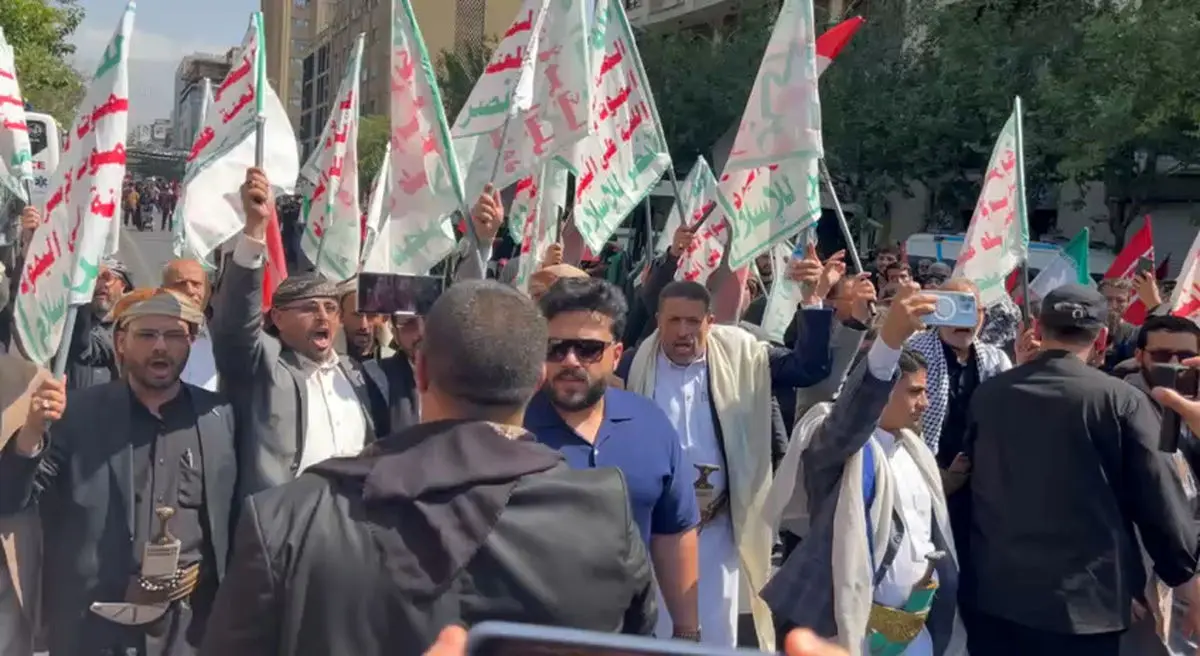 حضور عراقی ها در مراسم تشییع پیکر مطهر «آقای شهید ایران» و شهدای خانواده ایشان + فیلم