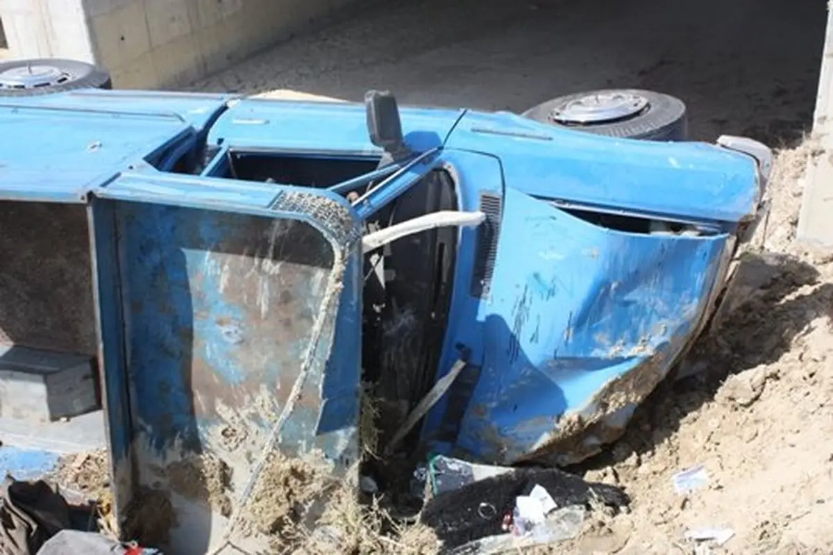 ۲۲ نفر بر اثر واژگونی سه دستگاه خودرو مصدوم شدند