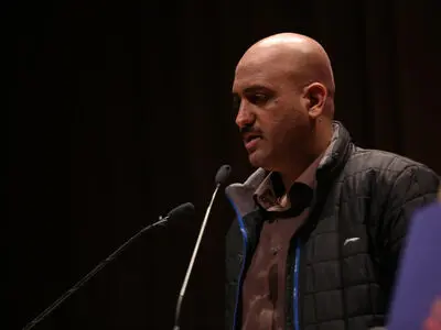 صداوسیما حتی شعرخوانی در حضور رهبری را با رودربایستی پخش می‌کند