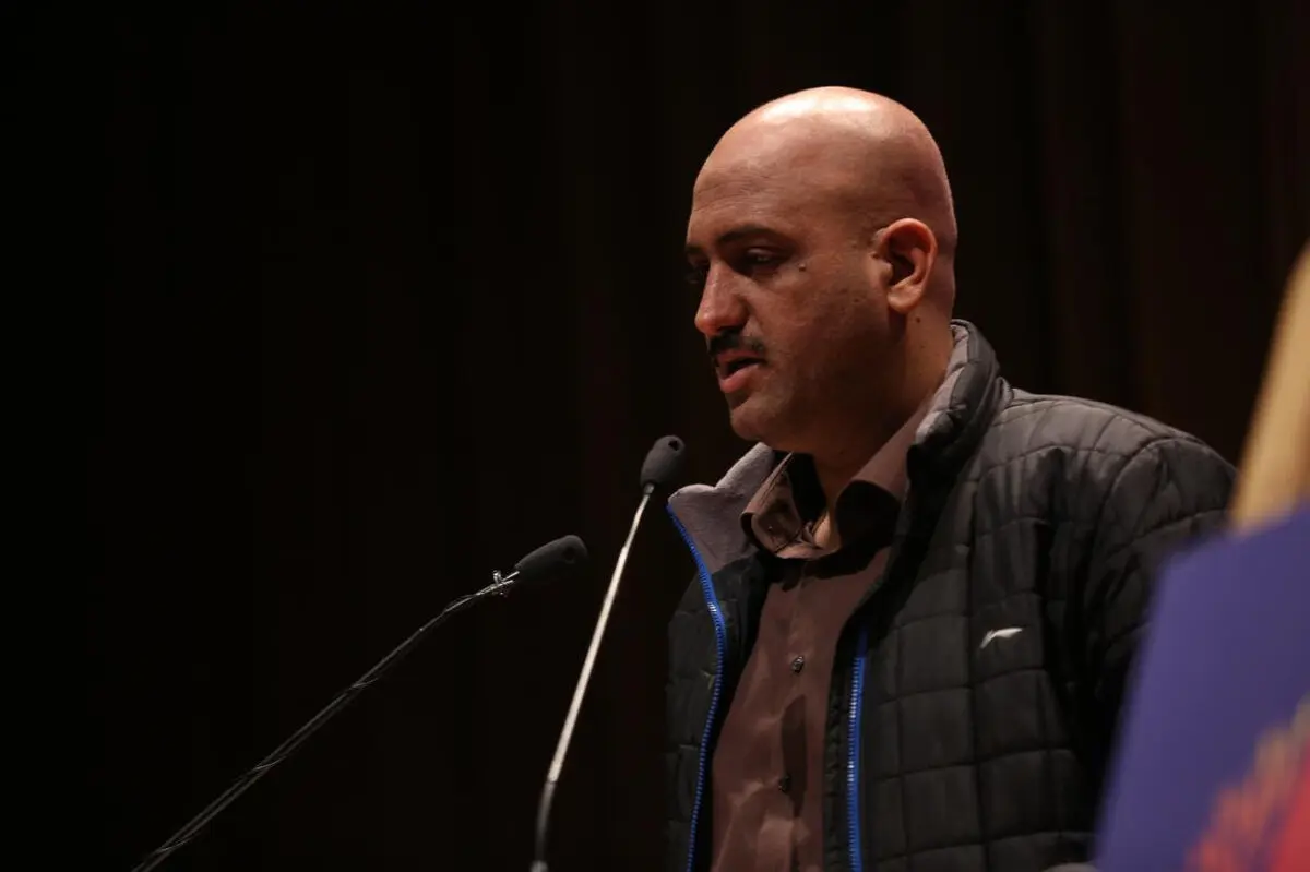 صداوسیما حتی شعرخوانی در حضور رهبری را با رودربایستی پخش می‌کند