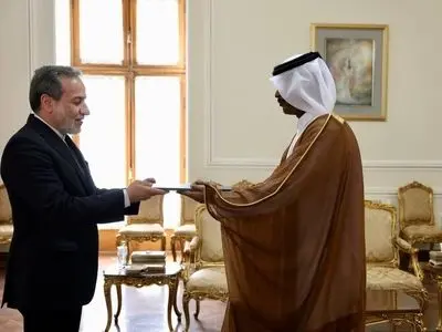سفیر قطر در تهران استوارنامه خود را تقدیم عراقچی کرد