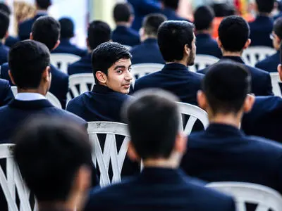 تأثیر ناامیدی اجتماعی و شرایط اقتصادی بر افت تحصیلی دانش‌آموزان پایه دوازدهم