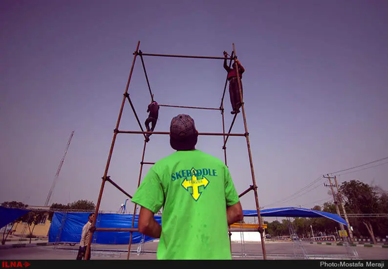 تلاش شبانه روزی برای آماده سازی پیست حرکات نمایشی "تاپ رایدر"، در پارک دولت شهر دزفول