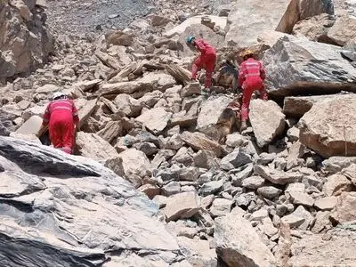 حضور ٦ تیم سگ‌هاى جستجو در محل ریزش معدن شازند