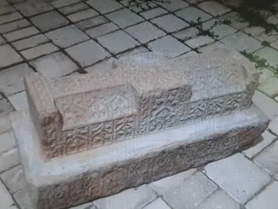 تحویل یک سنگ قبر ۸۰۰ ساله به میراث‌ فرهنگی همدان