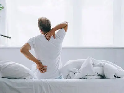 اگر کمر درد داریم روی زمین بخوابیم یا نه؟