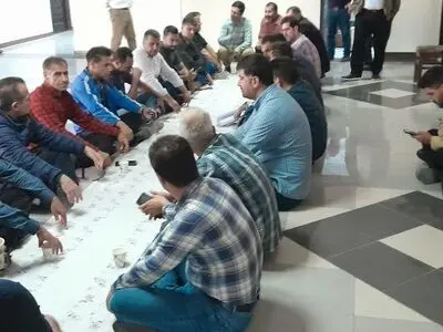 اعتراض کارگران پیمانکاری طرح آبیاری کارون بزرگ با پهن کردن سفره خالی