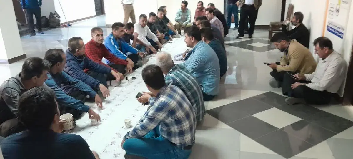 اعتراض کارگران پیمانکاری طرح آبیاری کارون بزرگ با پهن کردن سفره خالی