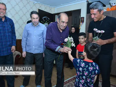 خواننده صاحب سبک ایرانی در میان کودکان شیرخوارگاه آمنه قزوین