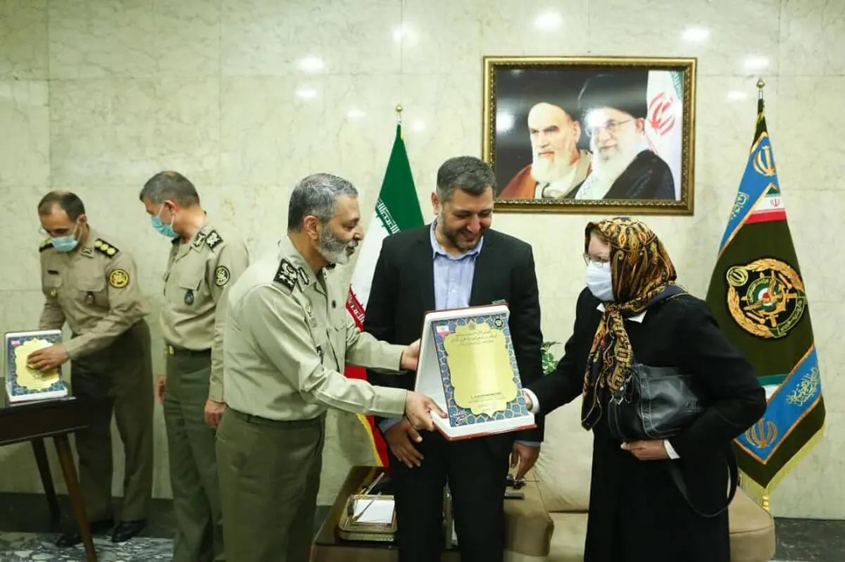 نشان فداکاری به هفت خانواده شهید و ایثارگر ارتش اهدا شد