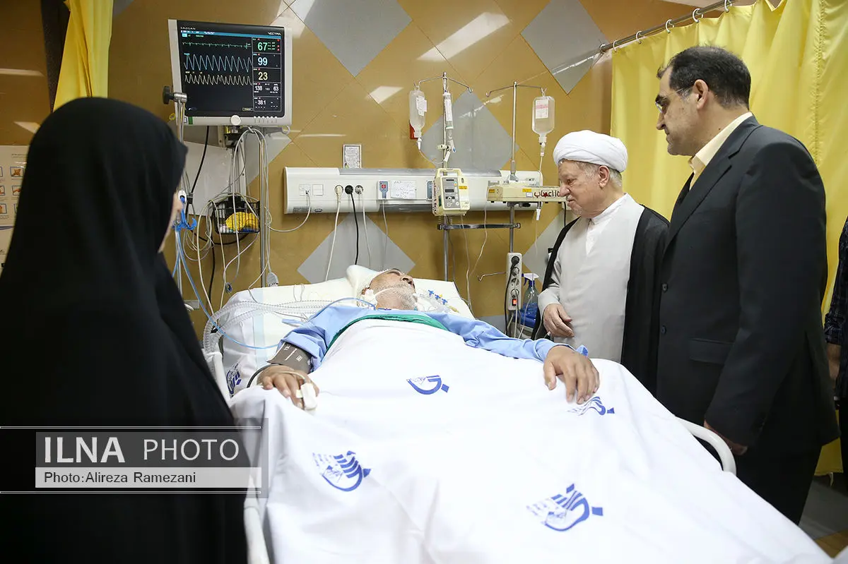 عیادت آیت الله هاشمی از دبیر کمیسیون حقوقی دبیرخانه مجمع