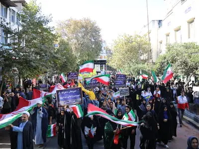 حضور حماسی مردم ساری در راهپیمایی ۱۳ آبان؛ «مرگ بر آمریکا» و «مرگ بر اسرائیل» فریاد وحدت ملی و استکبارستیزی