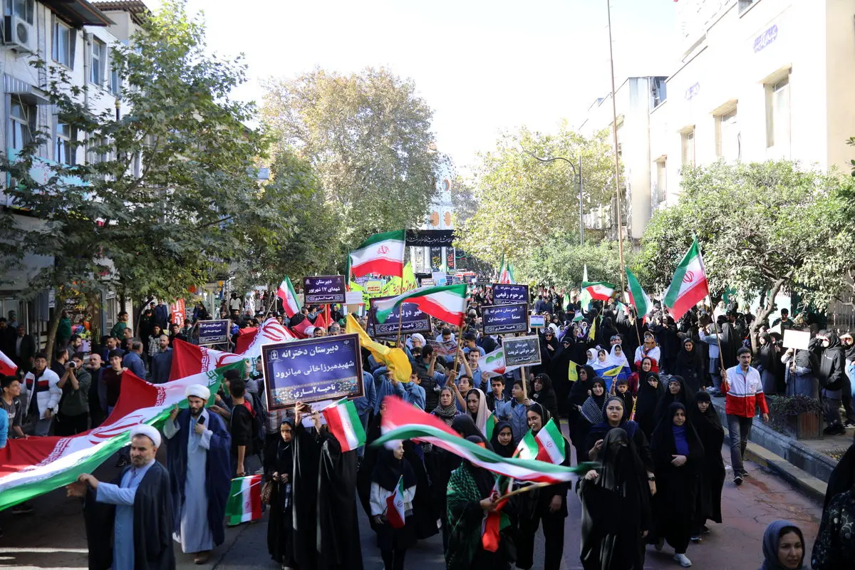 حضور حماسی مردم ساری در راهپیمایی ۱۳ آبان؛ «مرگ بر آمریکا» و «مرگ بر اسرائیل» فریاد وحدت ملی و استکبارستیزی