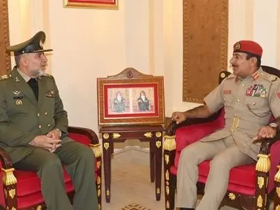 قائد القوة البریة للجیش الایراني یجري مباحثات مع قائد الجیش العماني