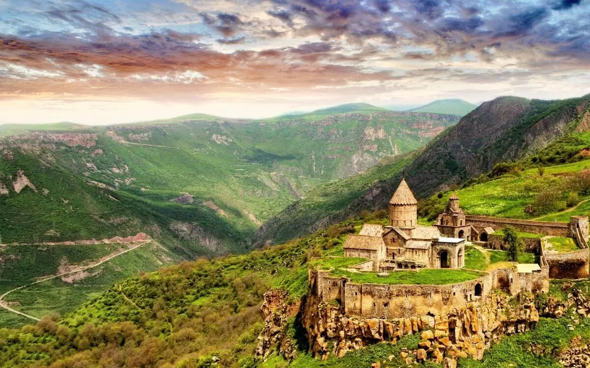 تورهای گردشگری به ارمنستان و آنتالیا