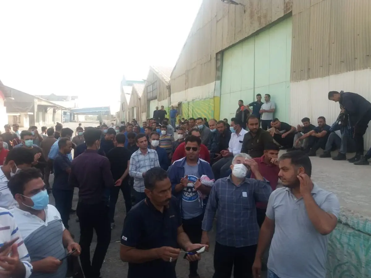 تجمع کارگران نیشکر هفت تپه در محوطه ساختمان شرکت/ کارگران خواستار بازگشت به کار کارگران اخراجی شدند 