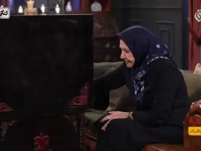 شبکه افق به خانم پروفسور مریم رزاقی آذر هم کفن و آگهی ترحیم هدیه داد! + فیلم