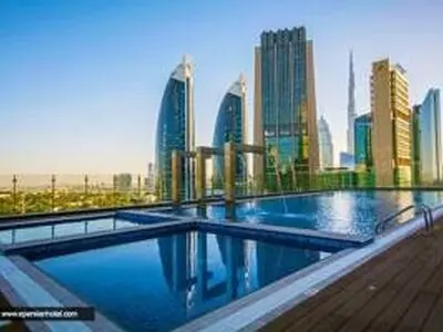 اسکان مسافران هتل های امارات در پارکینگ ها + فیلم