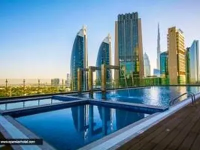 اسکان مسافران هتل های امارات در پارکینگ ها + فیلم