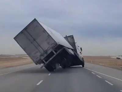 انحراف تریلی حامل باتری در آزادراه قزوین–کرج / سه مصدوم و ترافیک ۷ کیلومتری