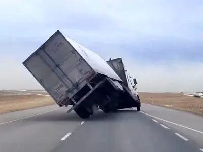 انحراف تریلی حامل باتری در آزادراه قزوین–کرج / سه مصدوم و ترافیک ۷ کیلومتری