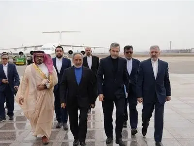 وزیر خارجیة إیران یصل الى جدة للمشارکة في اجتماع "طارئ"