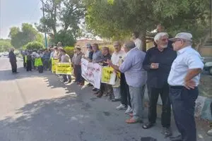تجمع بازنشستگان تامین اجتماعی در چند شهر/ مستمری شایسته و درمان رایگان نداریم