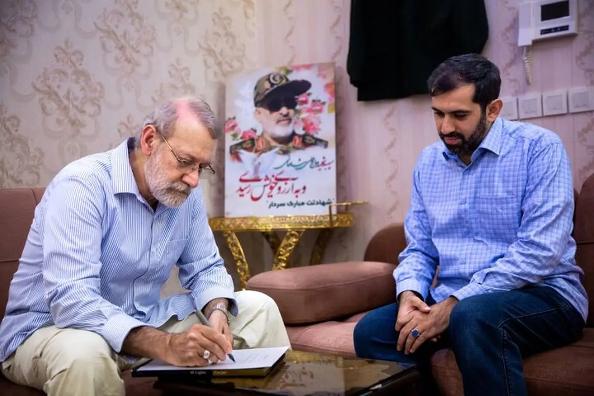 لاریجانی به دیدار خانوادههای شهیدان محرابی و شادمانی رفت