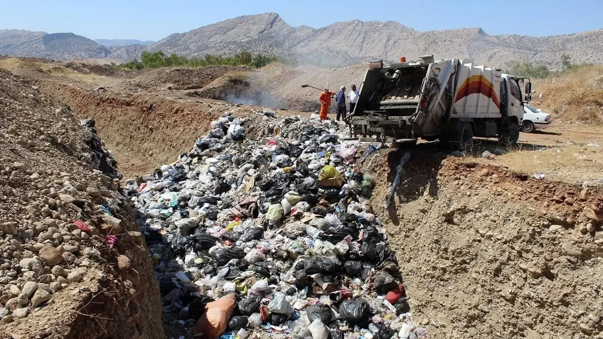 تخلیه شبانه زباله‌های شهری در دهانه قنات‌های تاریخی ایذه