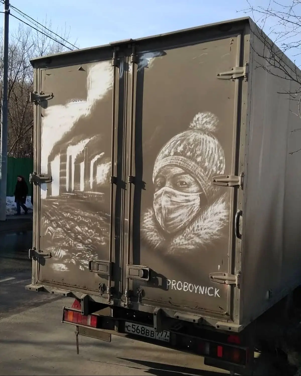 هنرمند روس از گرد و غبار، بوم می‌سازد + عکس