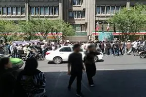 تجمع دانش‌آموزان معترض در مقابل وزارت آموزش و پرورش