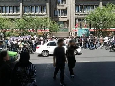 تجمع دانش‌آموزان معترض در مقابل وزارت آموزش و پرورش

